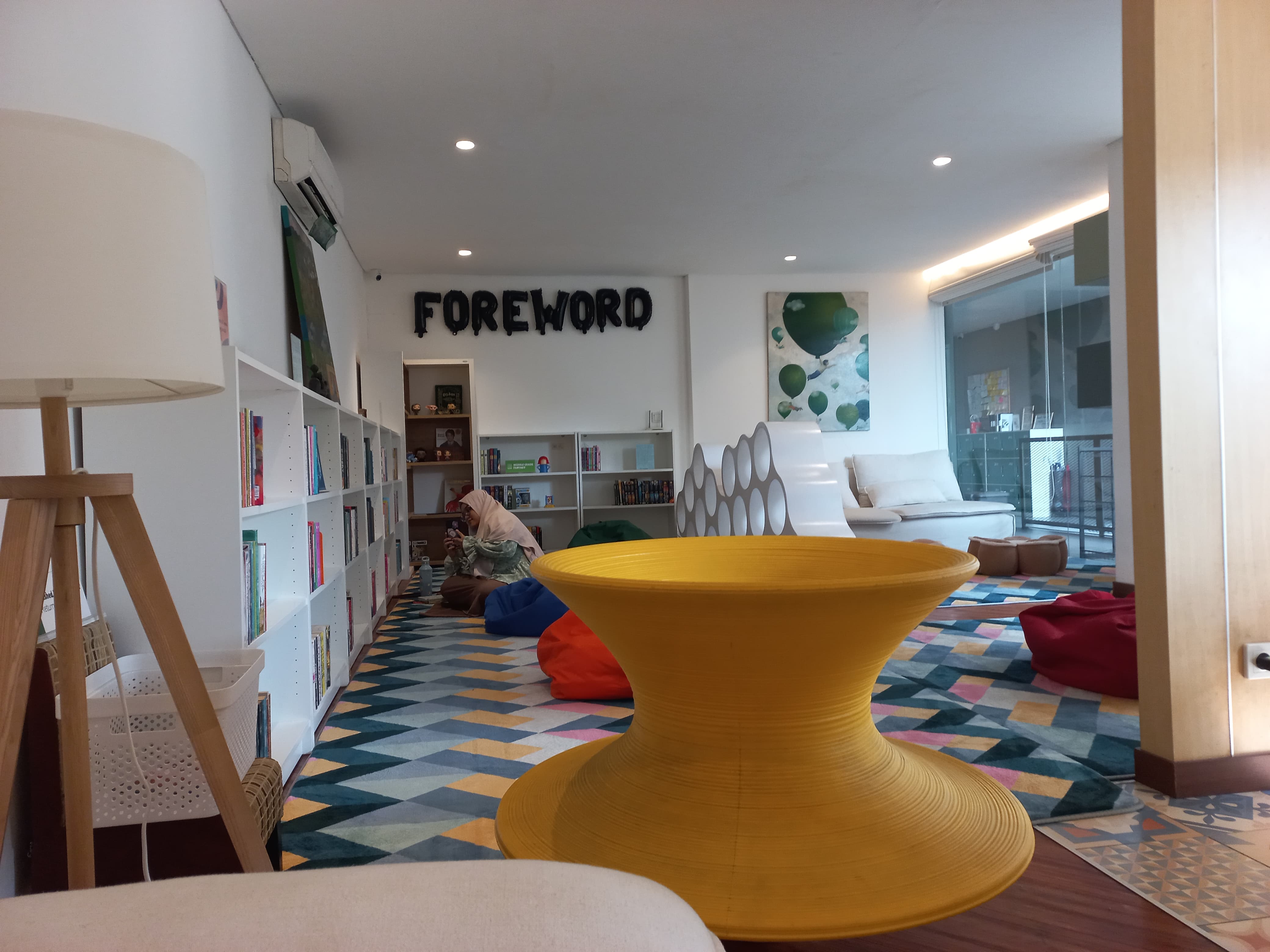 Berkunjung ke Foreword Library, Perpustakaan yang Nyaman dan Gratis di Jakarta